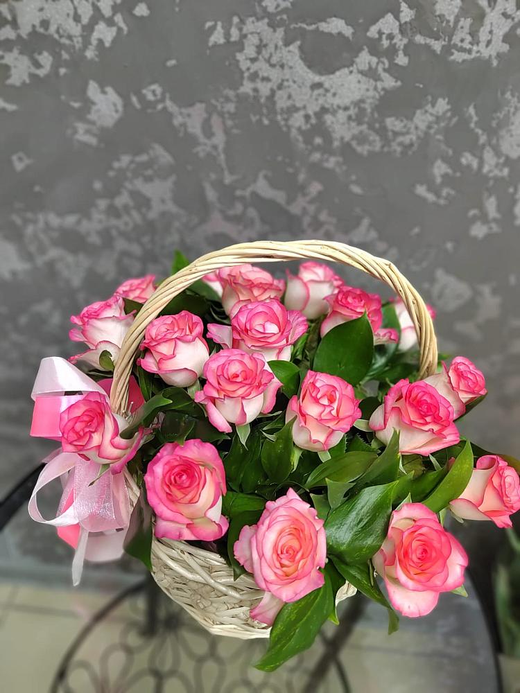 Цветочная композиция из Розы в корзине в Абадзехской