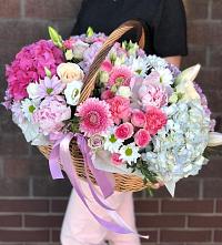 Композиция солнечный день в Абадзехской Цветочная композиция из Розы, Хризантемы, Пионы и Лизиантусы в корзине в Абадзехской