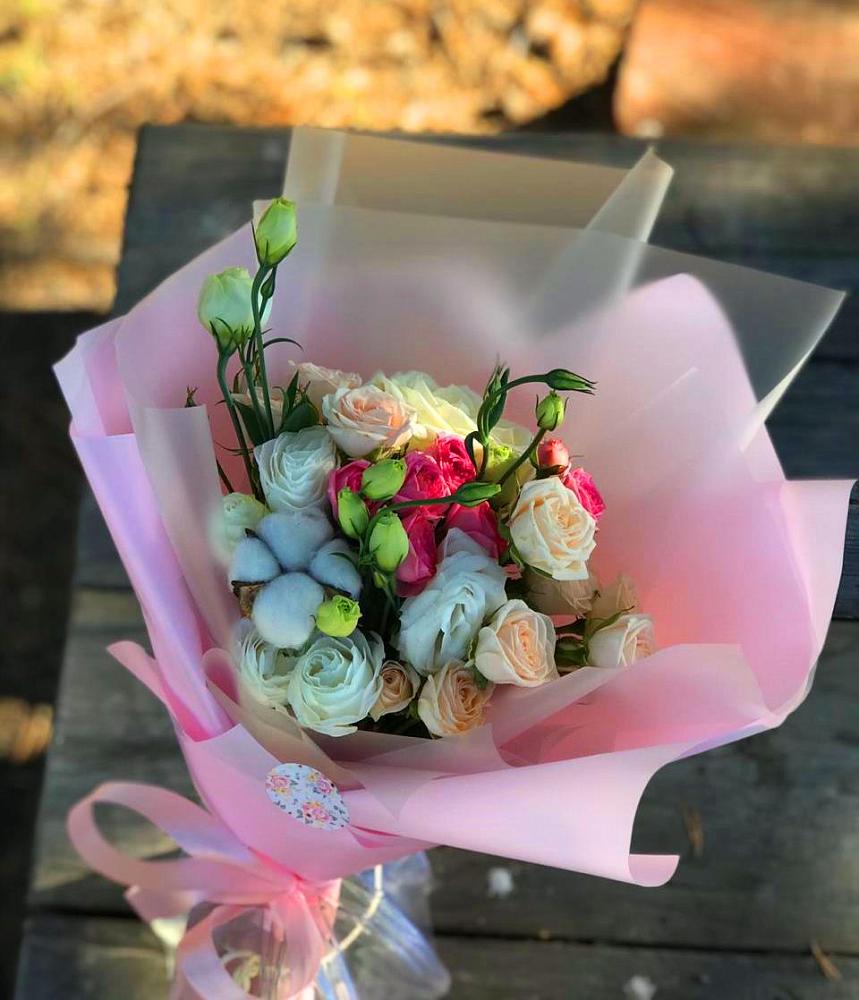 Букет цветов из: Розы и Лизиантусы в Абадзехской