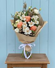 Букет цветов из:  Альстромерии, Лизиантусы, Розы и Хризантемы в Абадзехской