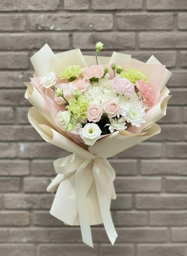 Букет цветов из: Гвоздики, Розы, Лизиантусы и Хризантемы в Абадзехской
