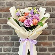 Букет цветов из:  Лизиантусы и Розы в Абадзехской