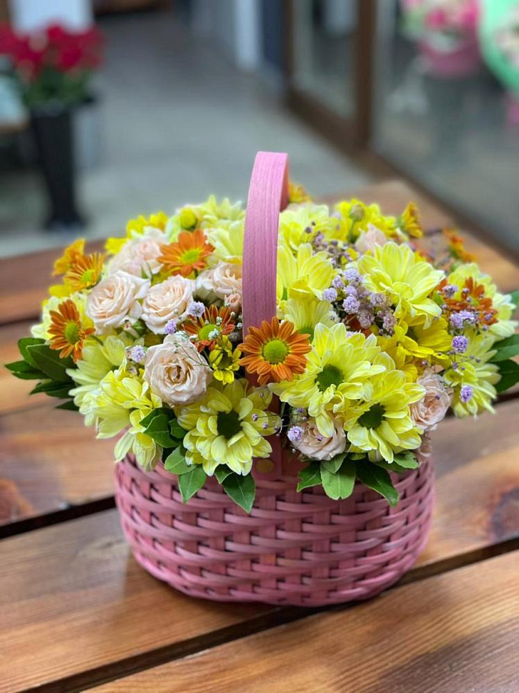 Цветочная композиция из Хризантемы и Розы в корзине в Абадзехской