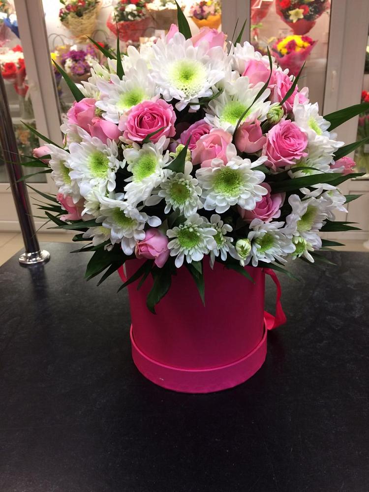 Цветочная композиция из Розы и Хризантемы в шляпной коробке в Абадзехской