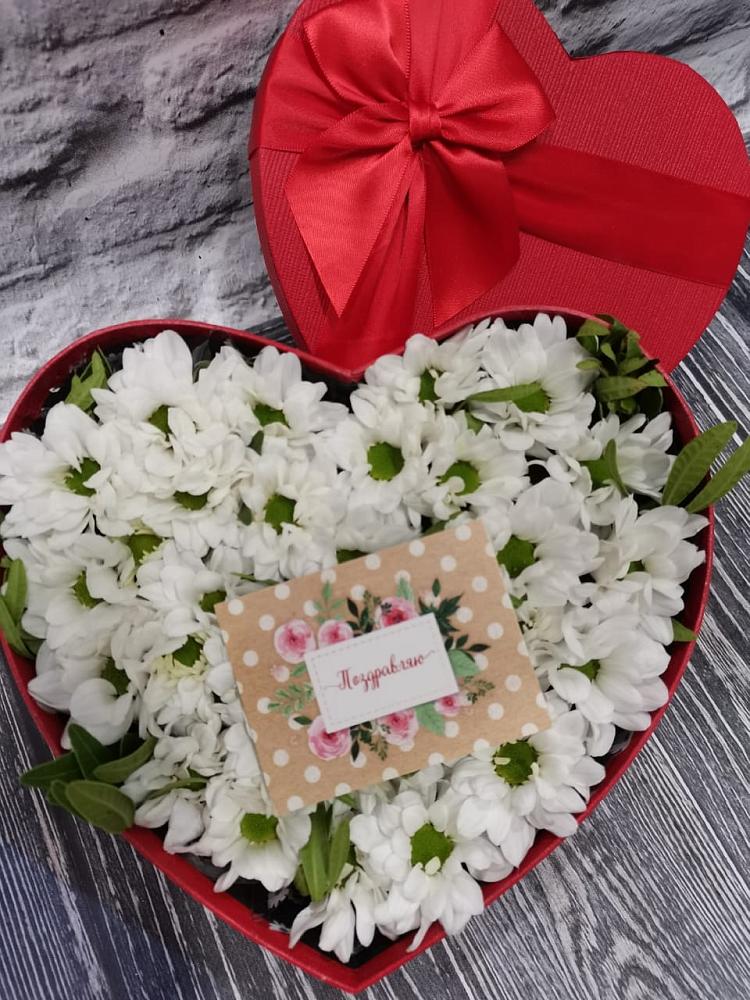 Цветочная композиция из Хризантемы в виде сердца в Абадзехской