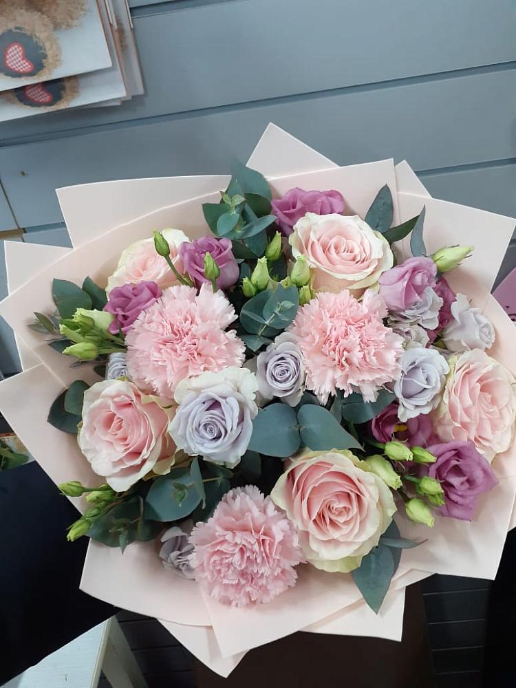 Букет цветов из: Розы, Гвоздики и Лизиантусы в Абадзехской