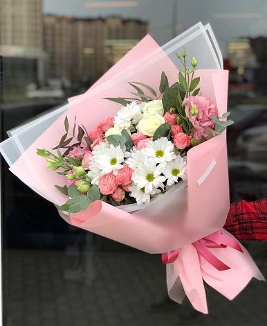 Букет цветов из: Розы, Лизиантусы и Хризантемы в Абадзехской